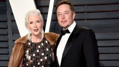 1651510841 Elon Musks mother says her son has been giving stock