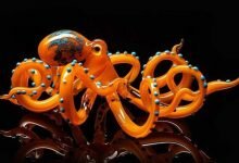 Artist sculpts intricate invertebrates using age old glass technique